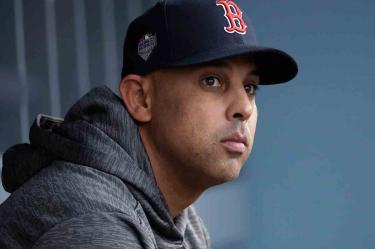 Alex Cora conquistó la Serie Mundial con los Medias Rojas de Boston en 2018. (AP)