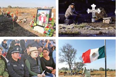 A un año de la explosión de un ducto de Pemex, los familiares y amigos participaron de la ceremonia oficial y la misa que se ofició en memoria de quienes fallecieron; también acudieron los sobrevivientes, incluyendo los que fueron tratados en hospitales de Estados Unidos. Fotos: Mateo Reyes/Cuartoscuro