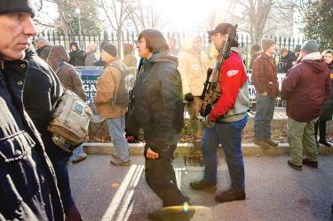 Con rifles y pistolas, marchan proarmas en Virginia