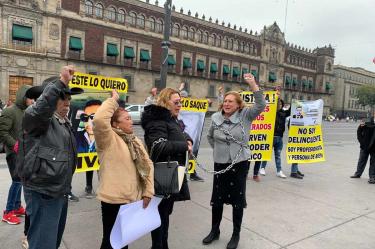 Manifestantes se encadenan frente a Palacio Nacional 