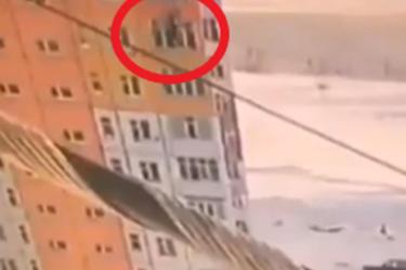 ¡Impresionante! Mujer cae desde edificio y camina como si nada
