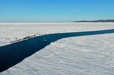 Rescatan a 536 pescadores de un tempano de hielo a la deriva
