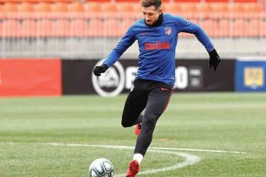 Héctor Herrera aparece en el once titular que empleará el Cholo Simeone para enfrentar mañana al Real Madrid. Foto: Twitter @Atleti