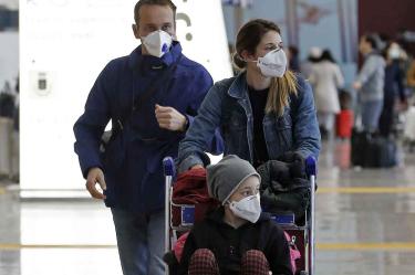 Ante el coronavirus, las personas usan máscaras para protegerse de contagios. Foto: AP