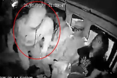 El delincuente se acerca a los pasajeros para despojarlos de sus pertencias. Foto: Captura del video