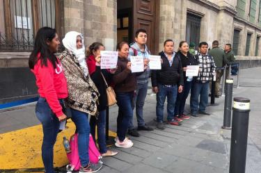 Enfermeros de Guerrero protestan en Palacio Nacional 