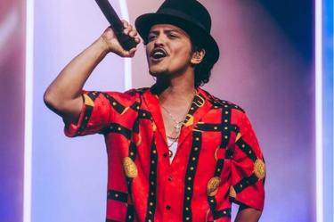 Bruno Mars, considerado uno de los artistas con mayores ventas de sus sencillos, ha ganado 11 Premios Grammy.