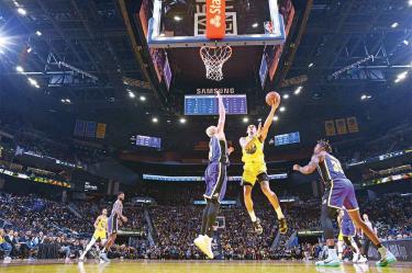 El delantero tricolor Juan Toscano embocó un par de intentos que realizó anoche ante los Lakers / Fotos: AFP