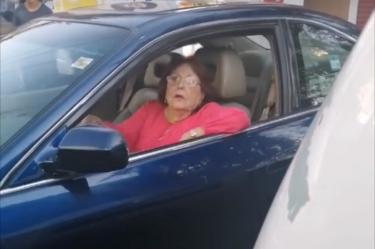 Señora no quería moverse, se unieron para cargarla con todo y coche (VIDEO)