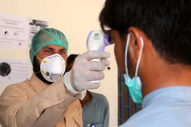 Descarta Irán aplicar cuarentenas por coronavirus; van 19 muertos