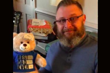 De lo envoltorios, John Reid sacó un lindo oso de peluche, pero ahí no pararon las sorpresas.