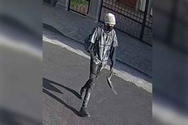 El delincuente amaga a mujeres solas, denuncian en redes sociales. Foto:@isidrocorro