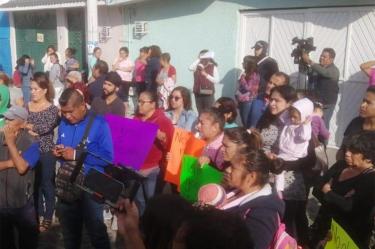 Padres y madres de alumnos del kinder “Juan Caballero y Osio” se manifestaron afuera del plantel para pedir un alto al abuso de autoridad. Foto: Twitter @MagazinetvQ