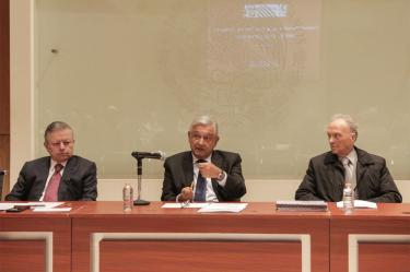 En presidente López Obrador, el fiscal general, Alejandro Gertz y el presidente de la SCJN, firmaron un acuerdo con el propósito de esclarecer y hacer justicia en el caso de los jóvenes de Ayotzinapa.