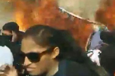 Videos captaron a la mujer que lanzó el artefacto explosivo. Foto: Captura de video 