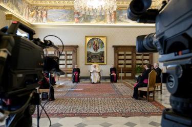 Recluido por epidemia, el Papa da audiencia por internet 