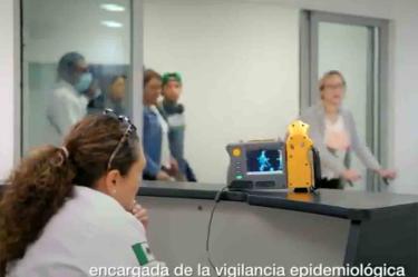 Así revisa Unidad de Sanidad Internacional a pasajeros en AICM 