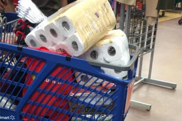 Los establecimientos colocaron avisos dirigidos a los clientes, donde se les restringe la compra de estos productos, para que solo puedan adquirir cierta cantidad por persona.