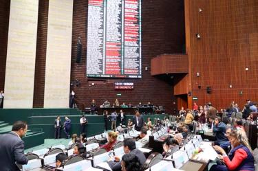 Con la ausencia de legisladores del PAN, PRI y PRD, con excepción de Movimiento Ciudadano, que asistió bajo protesta, se llevó a cabo la sesión ordinaria con 275 diputados.