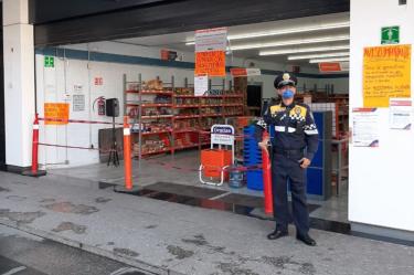 Elementos de la policía capitalina realizan un operativo para prevenir robos y saqueos en comercios. Foto: SSC