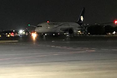 La aeronave permanece a la entrada de la plataforma del sexto grupo aéreo para iniciar con la descarga de insumos. Foto: Especial