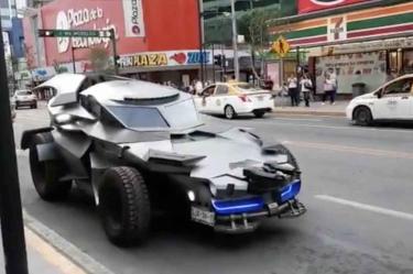 Batman regio busca frenar contagios desde su 'batimóvil'
