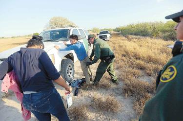 Agentes de la Patrulla Fronteriza en McAllen, Texas, revisan a migrantes que ingresaron ilegalmente al país / Foto: AP
