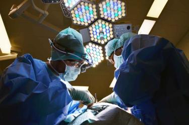 OMS emite recomendaciones para cuidar salud mental de médicos