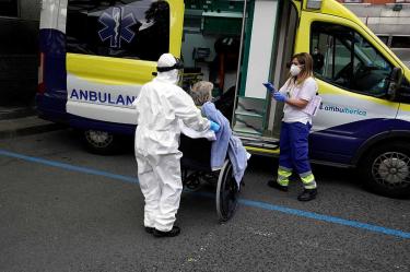 En España la cifra de muertes diarias por coronavirus baja de 400
