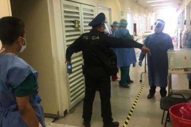 Ayer, el joven utilizó las escaleras de emergencia y subió a la azotea del nosocomio de donde lo rescataron policías. Foto: SSC