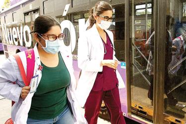 En Monterrey se inició la operación de transporte exclusivo para personal médico que atiende personas contagiadas. La Ruta de la Salud lleva a enfermeros y médicos a sus casas. Foto: Cuartoscuro