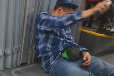 Borracho en 'Metrobús' de Colombia rocía alcohol por Covid-19