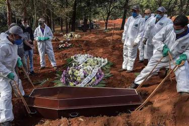 ‘Es uno tras otro’… hasta 60 entierros por día en Brasil