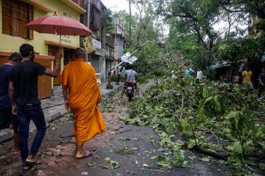 Ciclón Amphan deja 95 muertos y una estela de destrucción