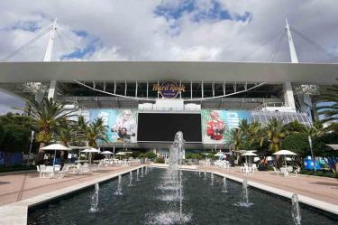 Películas clásicas y partidos de los Delfines de Miami se proyectarán en el Hard Rock Stadium. (Reuters)