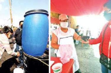 Antes de entrar los clientes deben lavar sus manos; el dinero se recibe en un recipiente con cloro y agua. Foto: Efrén Argüelles