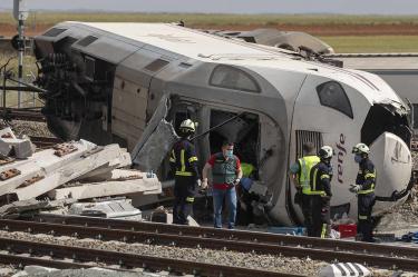 Tren choca contra auto en España; hay 2 muertos