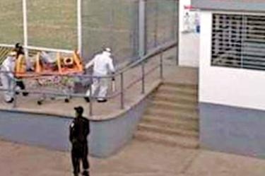 Sacan a interno de Santa Martha en cápsula. Un interno de la Penitenciaria de Santa Martha Acatitla fue sacado del dormitorio 3 por personal médico luego de que dio positivo a covid-19 y tener problemas para respirar. En la imagen, captada el viernes por la tarde, se ve cómo es llevado entre las esclusas del centro escolar y el gimnasio del penal. Foto: Especial