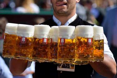 Bares regalarán un millón de cervezas tras pandemia... en Europa