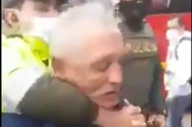 Policías someten violentamente a abuelito que vendía dulces