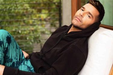 El cantante teme por su vida porque es un blanco perfecto por sus preferencias sexuales y su origen latino.