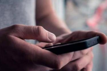 Para evitar que las pequeñas partículas de polvo o suciedad que se encuentran en el bolso donde normalmente se lleve el teléfono entren entre las ranuras y bordes del celular lo mejor es utilizar una funda protectora.