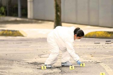 El vehículo blindado logró seguir su marcha doblando a la derecha, sobre Reforma y en dirección hacia el centro de la ciudad. En el piso quedaron cientos de casquillos percutidos de diversos calibres. Foto: AFP