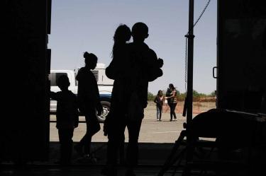 Ordenan liberar a niños migrantes en EU debido al coronavirus