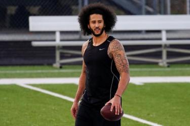 Kaepernick, nacido de madre blanca y padre negro, fue adoptado en Wisconsin por una pareja blanca que se mudó a California. (Reuters)