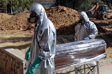 Cadáveres se acumulan en casas de Bolivia; cementerios están saturados