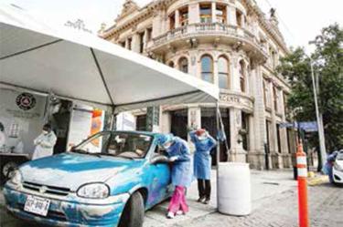 Personal de salud de Nuevo León hace pruebas de covid-19 a ciudadanos del estado / Foto: Especial