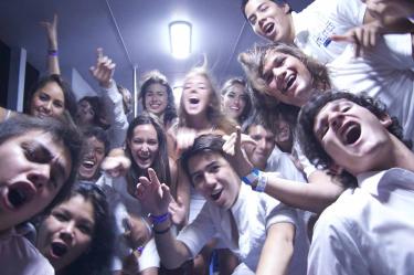 Jóvenes de EU organizan 'fiestas covid'... gana el que se infecte