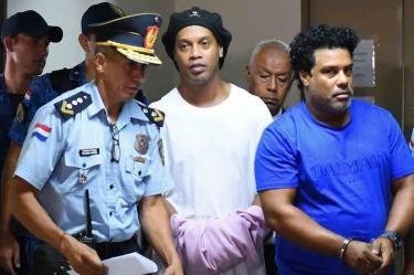 Ronaldinho permanecerá en arresto domiciliario hasta que la justicia paraguaya se pronuncie. (AFP)