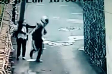 La mujer persiguió al ladrón hasta que llegaron los policías. Foto: Captura del video